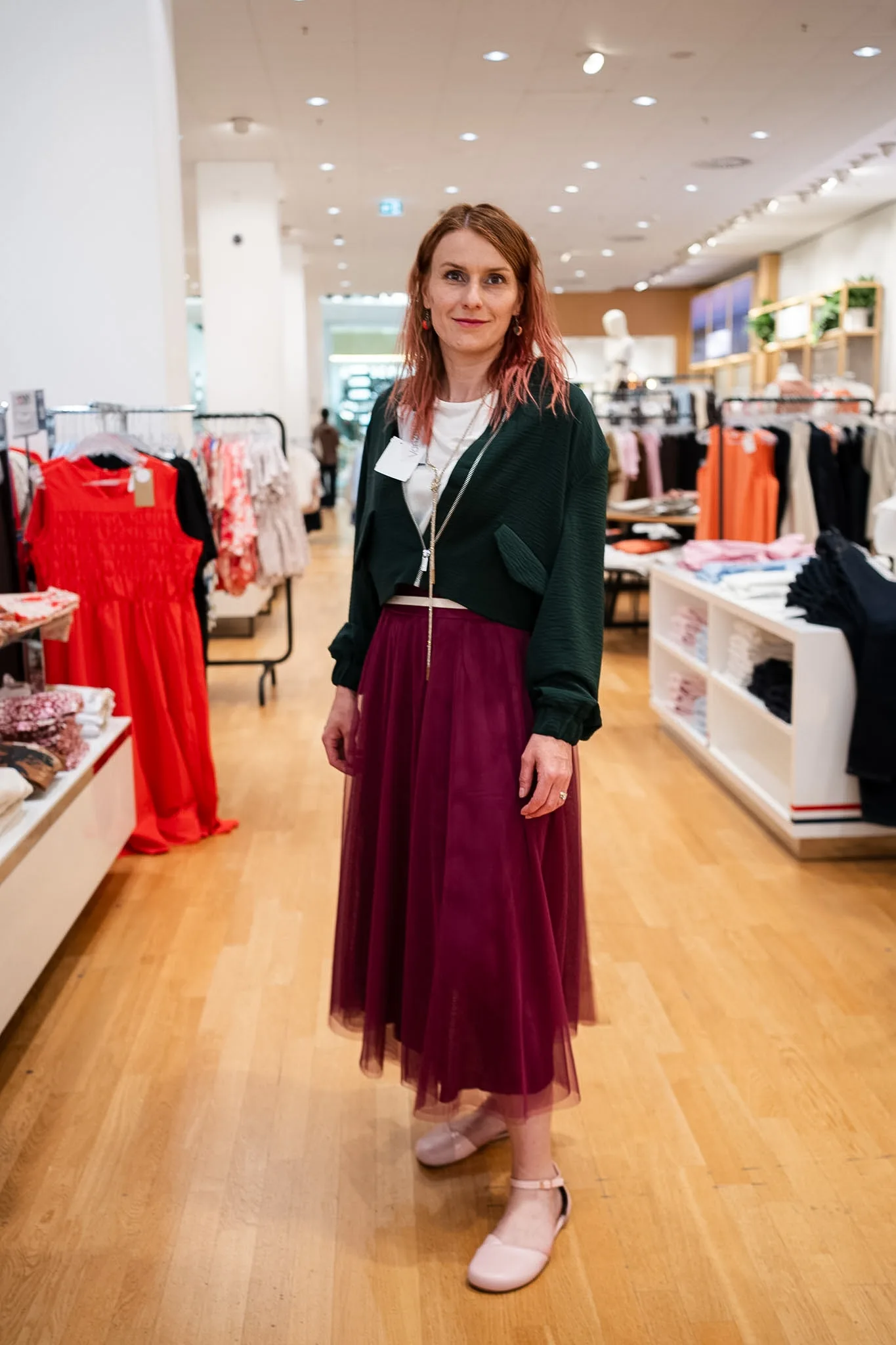 Ukázka outfitu s vínovou tylovou sukní vytvořeného při osobním stylingu