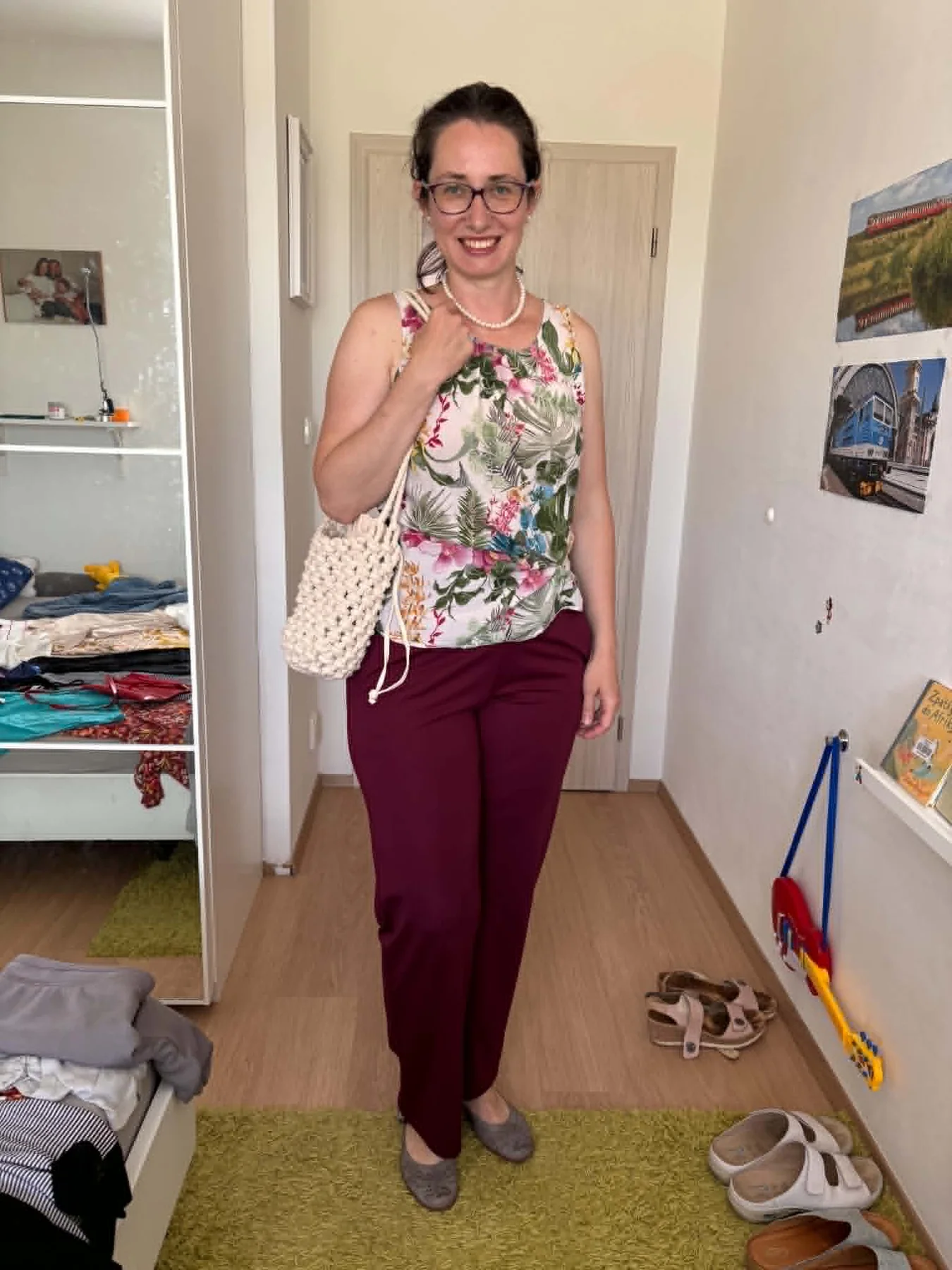 Další outfit z třídění šatníku – květovaná halenka, vínové kalhoty a béžová kabelka.